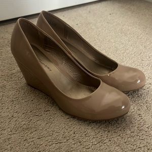 Nude wedges